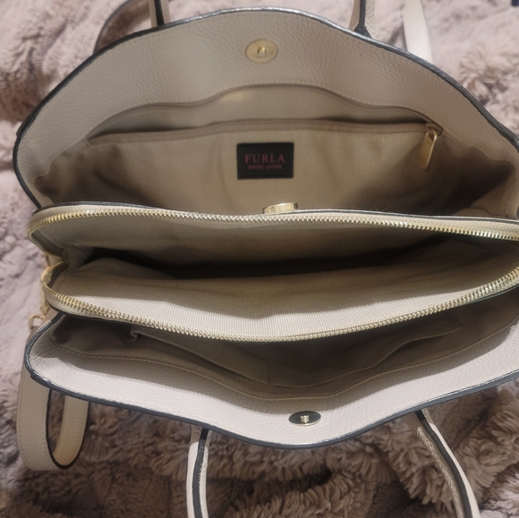 NWOT Beautiful Butter soft FURLA PEBBLED LEATHER SHOULDER BAG 3 COMPARTMENTS - Picture 4 of 10